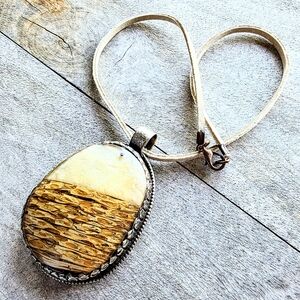 Tibetan Shell / Wood Pendant Necklace (3")